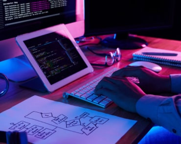 Программист работает с блок-схемой